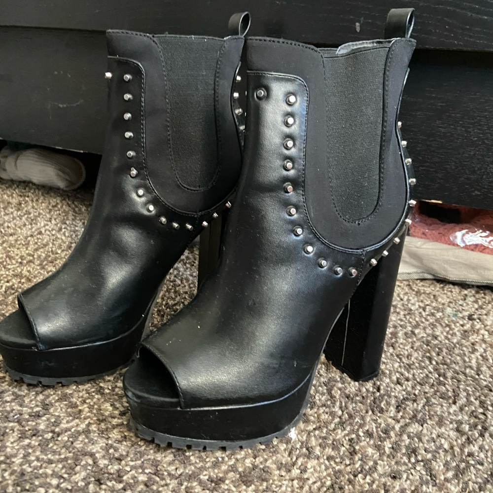 Worn once trendy black booties🔥